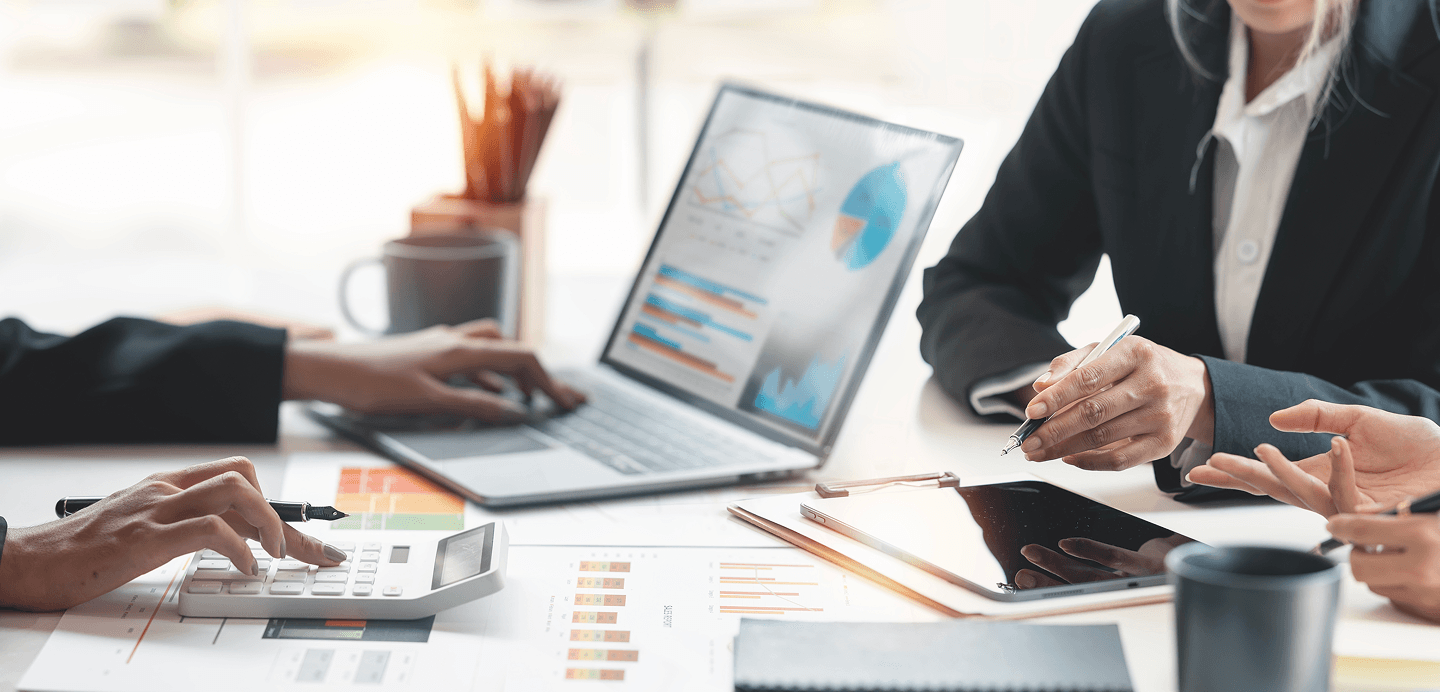 Młoda osoba pracująca przy biurku, symbolizująca start firmy z dotacją 50 000 zł z urzedu pracy.